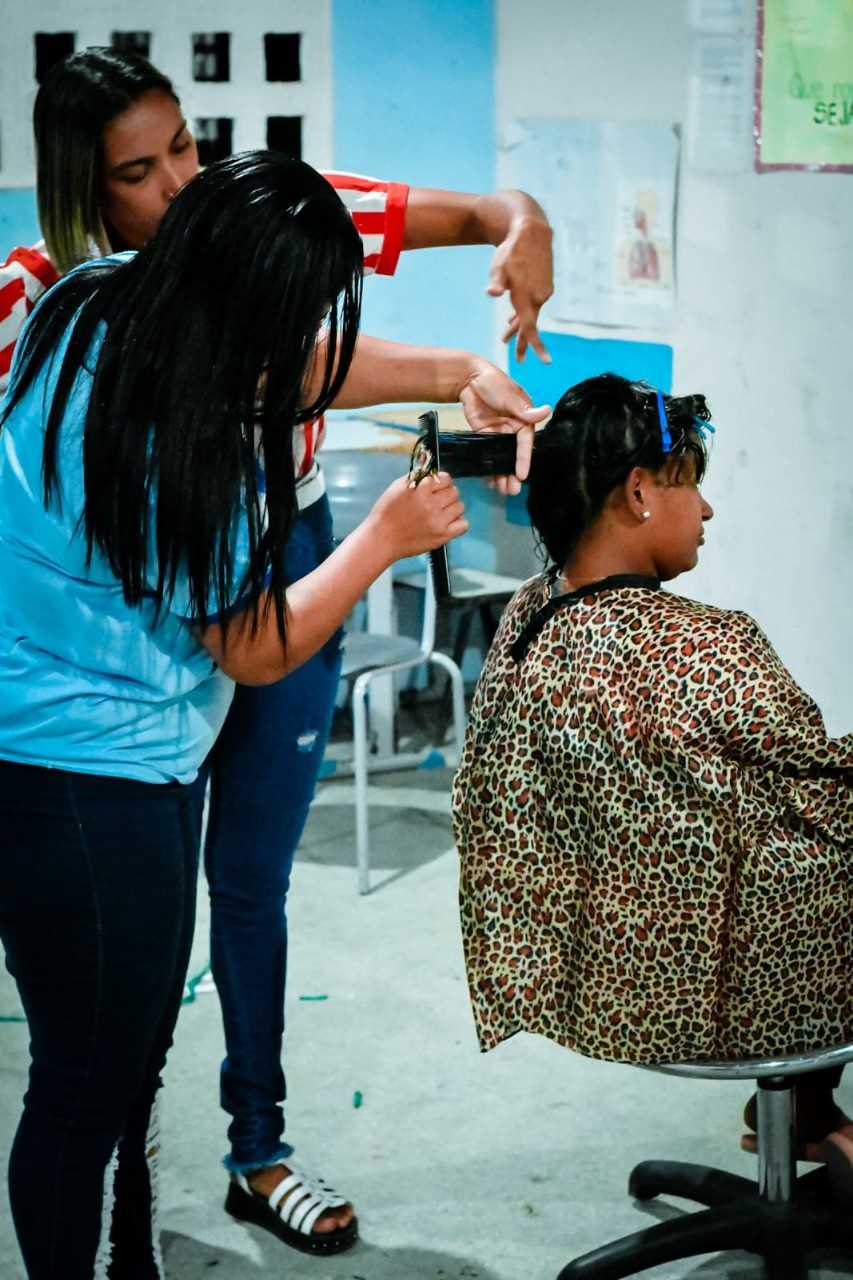 Camacã: Prefeitura realiza oficina de corte de cabelo para alunos da EJA

